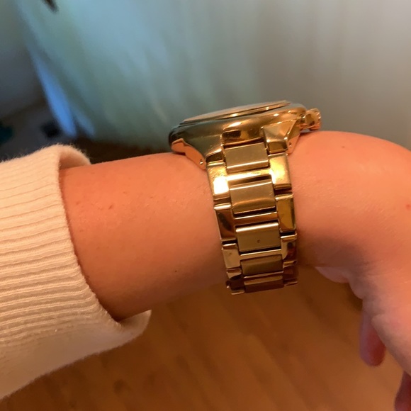 GOLD MICHAEL KORS WATCH W/ PEARL FACE